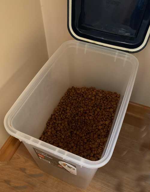 pet food container to store birdseed